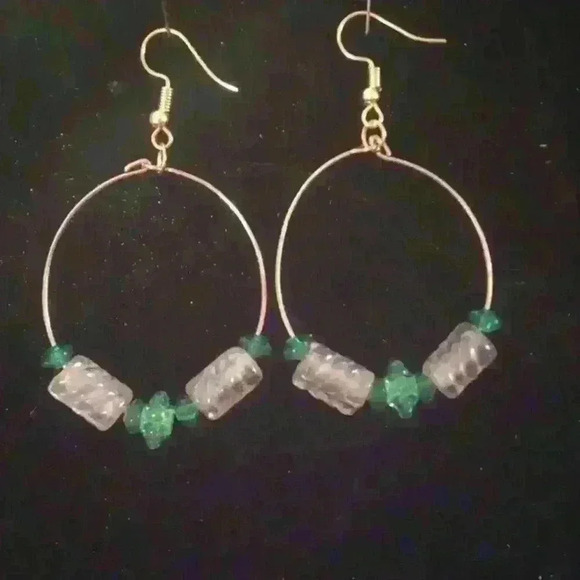 ❤️ Handmade Hoop Green/White Beaded Earrings - Picture 1 of 5